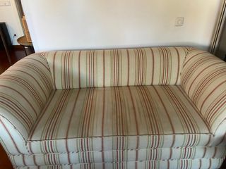 Sofá blanco con funda rayas