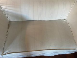 Sofá blanco con funda rayas