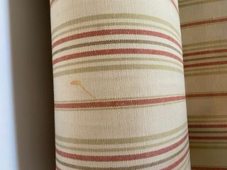 Sofá blanco con funda rayas