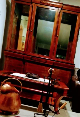 Mueble Inglés de Roble Macizo con Vitrina luz