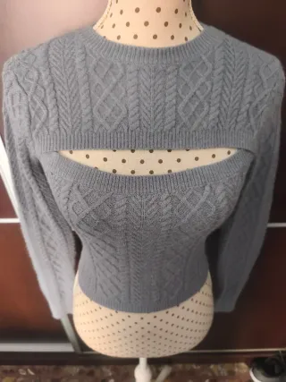 Top cropped gris tejido suave