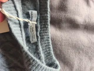 Top cropped gris tejido suave