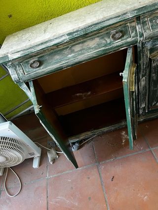 Mueble de madera con tapa de mármol