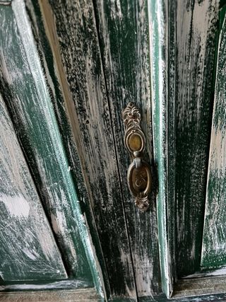 Mueble de madera con tapa de mármol
