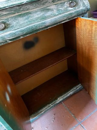 Mueble de madera con tapa de mármol