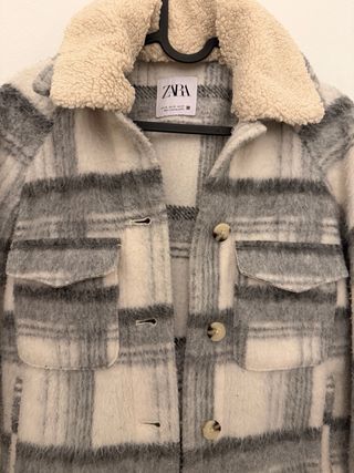 Abrigo Zara cuadros gris y blanco Talla XS