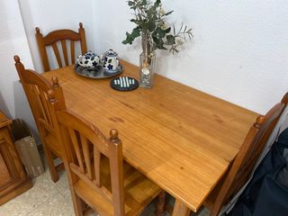 Mesa de comedor con 4 sillas de madera