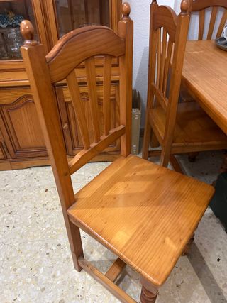 Mesa de comedor con 4 sillas de madera