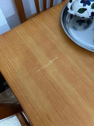 Mesa de comedor con 4 sillas de madera