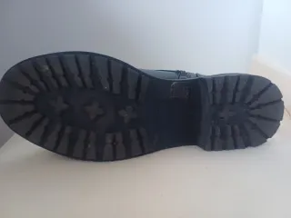 Botines negros con cordones y hebilla