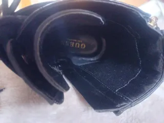 Botines negros con cordones y hebilla