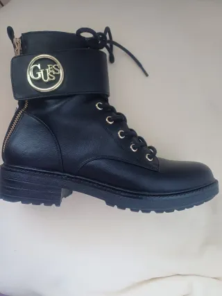 Botines negros con cordones y hebilla