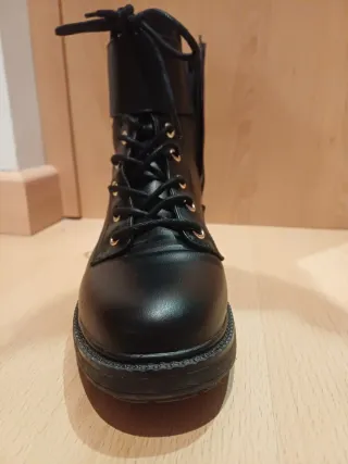 Botines negros con cordones y hebilla