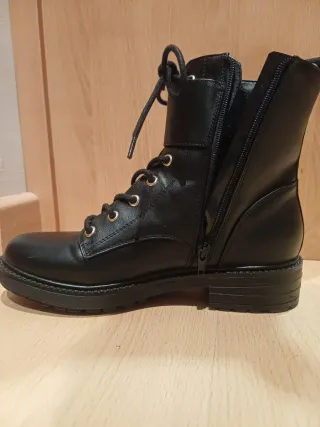 Botines negros con cordones y hebilla