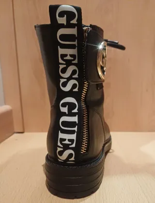 Botines negros con cordones y hebilla