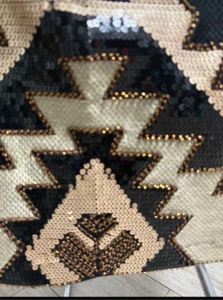 Falda corta con pedrería geométrica