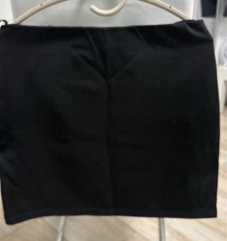 Falda corta con pedrería geométrica