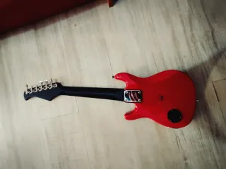 Guitarra infantil roja