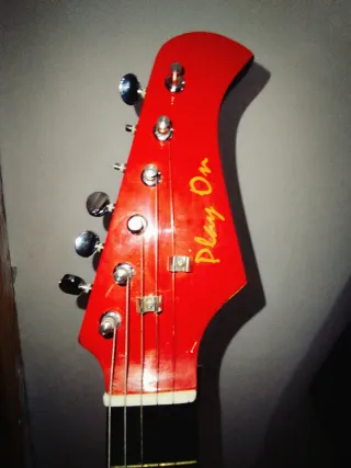 Guitarra infantil roja