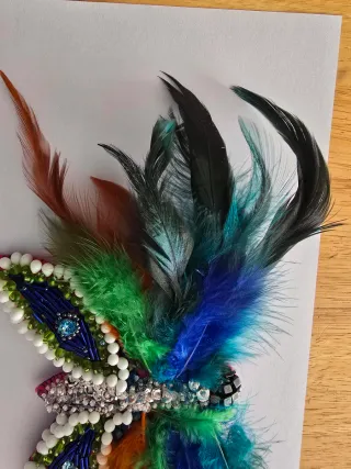 Aplique mariposa hecho a mano con plumas