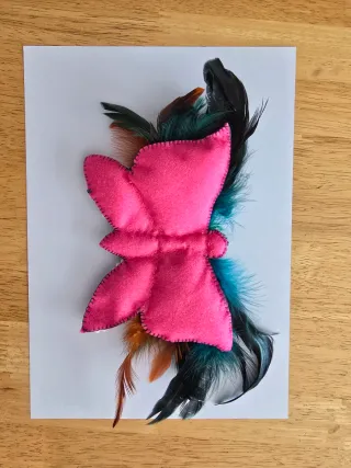 Aplique mariposa hecho a mano con plumas