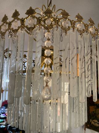 Lámpara de araña dorada y cristal