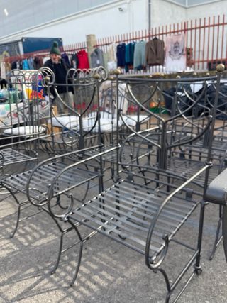 Sillas de hierro / forja con cojín blanco todas