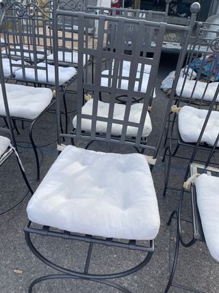 Sillas de hierro / forja con cojín blanco todas