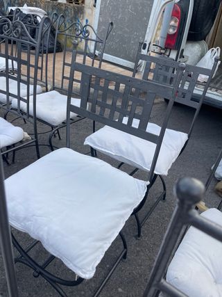 Sillas de hierro / forja con cojín blanco todas