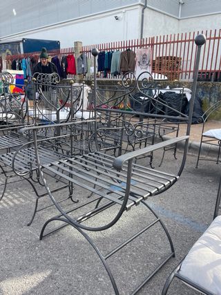 Sillas de hierro / forja con cojín blanco todas