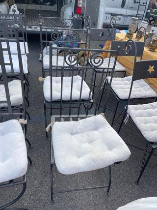 Sillas de hierro / forja con cojín blanco todas