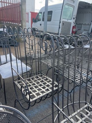 Sillas de hierro / forja con cojín blanco todas