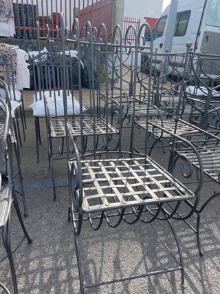 Sillas de hierro / forja con cojín blanco todas