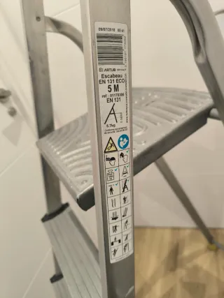 Escalera metálica 4 peldaños