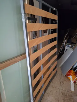 Somier con patas metálicas y de madera