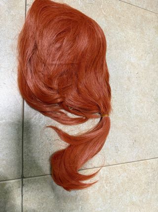 Peluca naranja con coleta