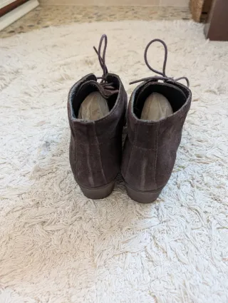 Botines de ante marrón oscuro