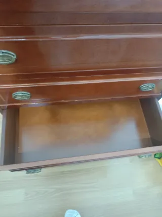 Cómoda de madera antigua