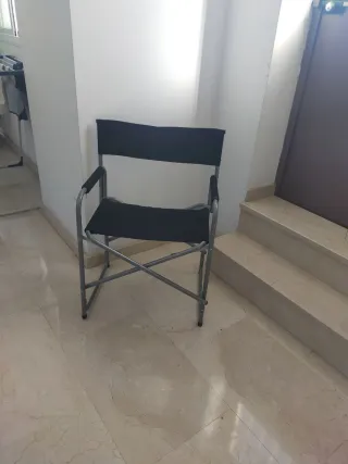 Sillas de tela. 3 negra y 2 blancas 1 7€, las 5 30