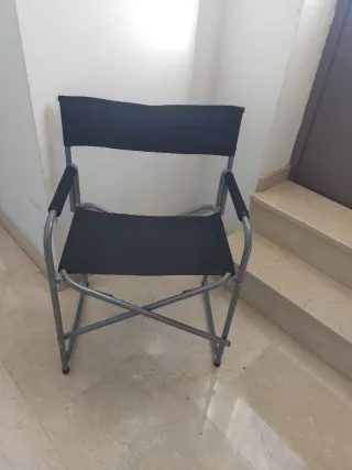 Sillas de tela. 3 negra y 2 blancas 1 7€, las 5 30