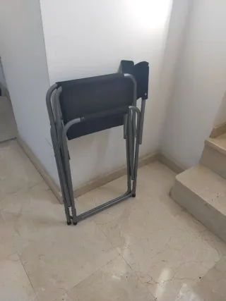 Sillas de tela. 3 negra y 2 blancas 1 7€, las 5 30