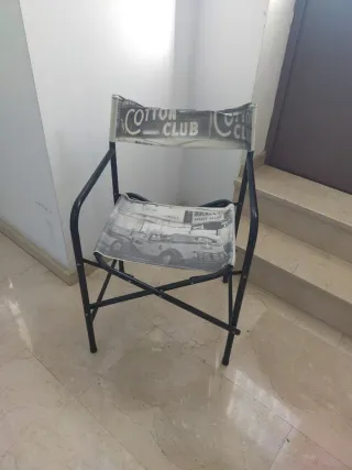 Sillas de tela. 3 negra y 2 blancas 1 7€, las 5 30