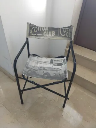 Sillas de tela. 3 negra y 2 blancas 1 7€, las 5 30