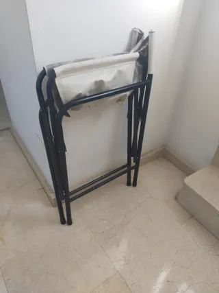 Sillas de tela. 3 negra y 2 blancas 1 7€, las 5 30