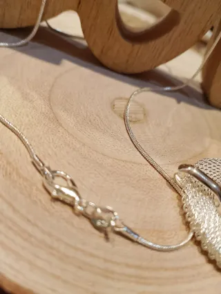 Collar de plata con colgante redondo