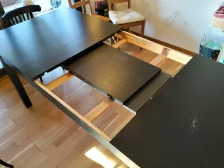 Mesa de comedor IKEA madera oscura