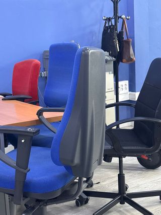 Sillas de oficina azul y roja