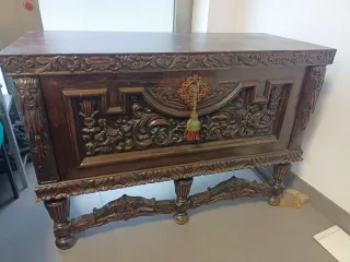 Baúl antiguo madera maciza tallada