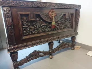 Baúl antiguo madera maciza tallada