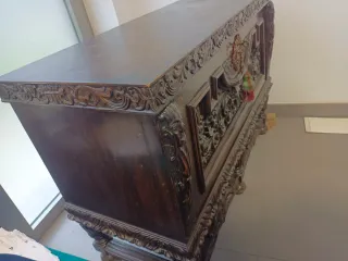 Baúl antiguo madera maciza tallada